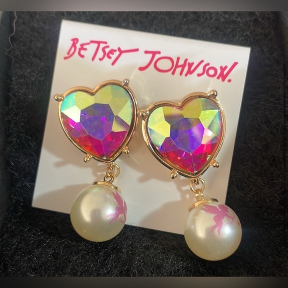 NWT ⚜️💖⚜️ BETSEY JOHNSON HEART EARRINGS with Drop Pearl accent - Picture 9 of 11